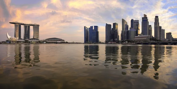 Weerspiegeling van singapore skyline panorama — Stockfoto