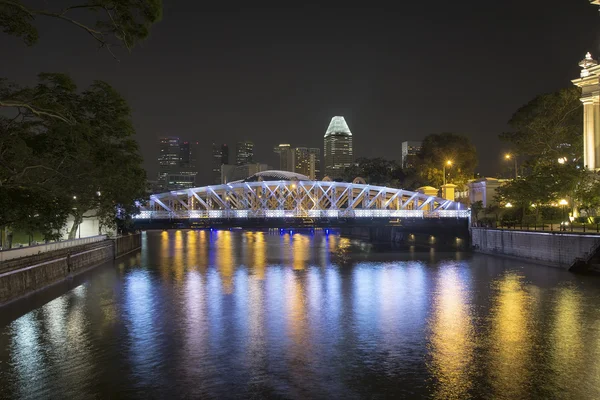 Сингапур Skyline по Андерсоновскому мосту ночью — стоковое фото
