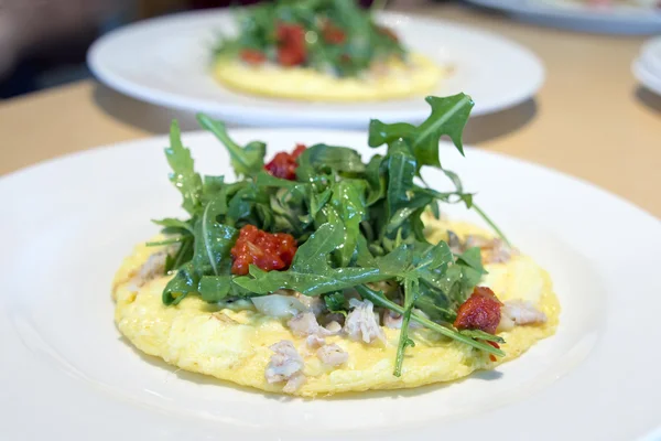 Krabba ägg omelett med organiska greener — Stockfoto