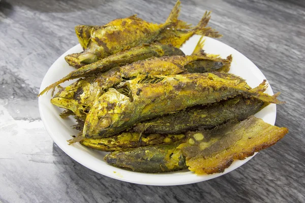 Deep Fried Whole Selar Kuning Fish with Curry Powder Closeup — Stok Foto