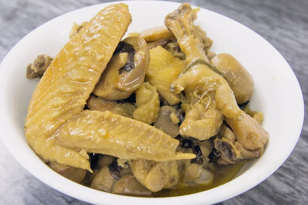 Frango de molho de soja chinês com prato de alho — Fotografia de Stock