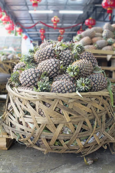 Pile d'ananas dans un grand panier — Photo