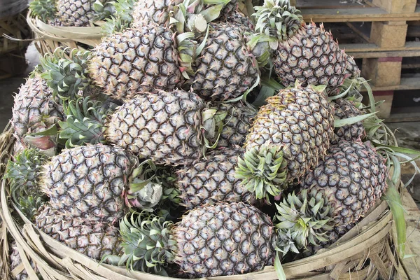 Ananas opgestapeld in mand — Stockfoto