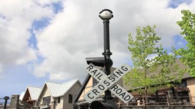 demiryolu geçiş işareti lake oswego bulutlarda hareketli oregon timelapse