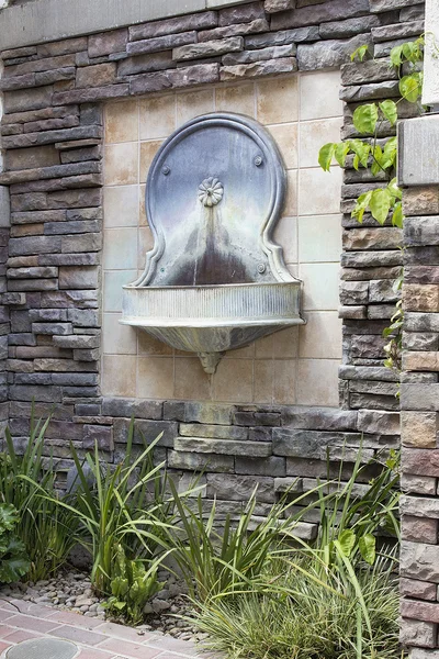 Fuente de agua de pared de estilo toscano en el patio — Foto de Stock