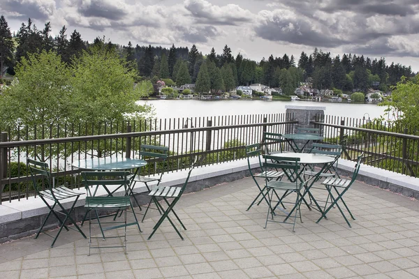 Jardín Patio Asientos junto al lago — Foto de Stock