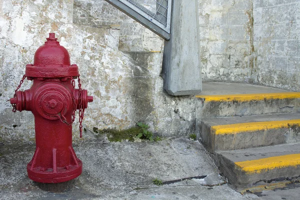 Red Fire Hydrant por la escalera — Foto de Stock