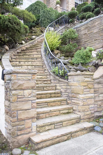 Steinfurnierfassade an der Außentreppe des Hauses — Stockfoto