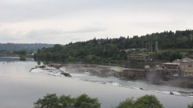 Willamette oregon city, hidro elektrik jeneratör tesis ve kağıt fabrikaları 1080 p panning ile düşer.