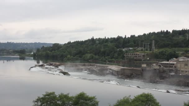 Willamette Falls dans la ville de l'Oregon avec centrale hydroélectrique et moulins à papier Panoramique 1080p — Video