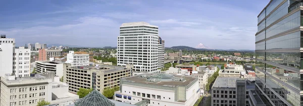 Portland Downtown Cityscape com rio e montanha — Fotografia de Stock