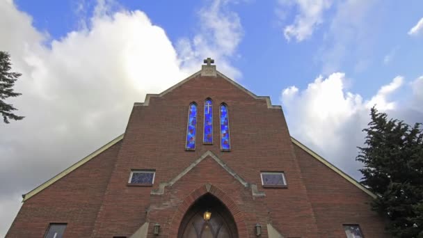 Vita moln och himmel flyttar över en kyrka med krucifix och koboltblå glasmålningar i portland oregon tidsinställd 1920 x 1080 — Stockvideo