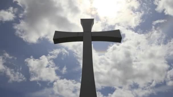 Krucifix cross med solen flare timelapse med rörliga vita moln mot blå himmel 1080p — Stockvideo