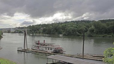 zaman atlamalı hızlı hareketli ve oregon city Köprüsü ve oregon City 1080p willamette Nehri üzerinde tekne ile su