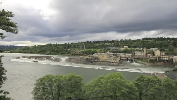 Timelapse di nuvole in rapido movimento e acqua sopra Willamette cade impianto generatore di energia elettrica in Oregon City 1920x1080 — Video Stock