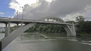 zaman atlamalı hızlı hareketli ve su ile oregon oregon City willamette Nehri 1080p üzerinden şehir Köprüsü