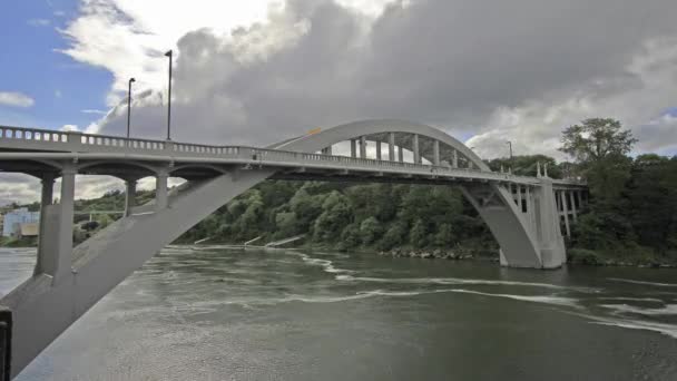 Zeitraffer von sich schnell bewegenden Wolken und Wasser mit oregon city bridge in oregon city über willamette river 1080p — Stockvideo