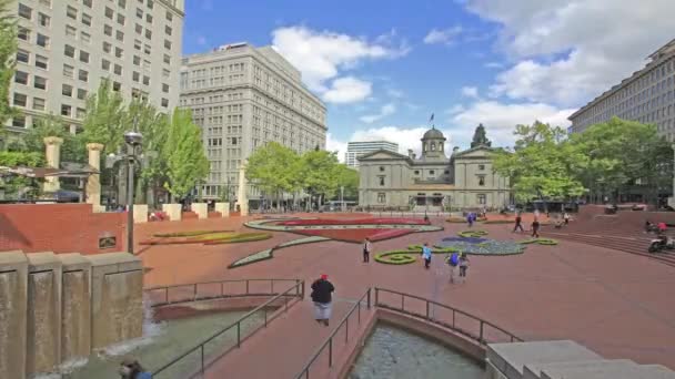 PORTLAND, OREGON, MAY 28 2013: Portland Pioneer Court Square on May 28, 2013, with Tattoo Portland Rose Festival Floral Decorations in the Shape of a Heart and Swirl Banner Timelapse of Clouds — стоковое видео