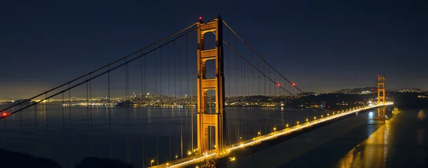 Sentiers lumineux sur le pont Golden Gate de San Francisco — Photo