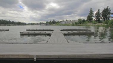 lake oswego lakefront ile tekne yüzer rıhtım hareketli bulutlar timelapse 1080p
