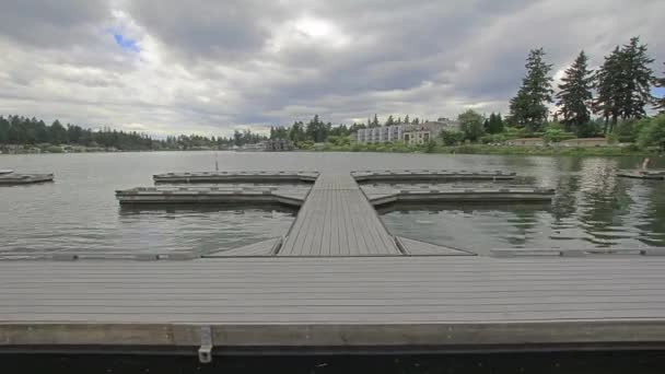 Озері Oswego Lakefront з плаваючою док човен рухатися хмари Timelapse 1080 р — стокове відео