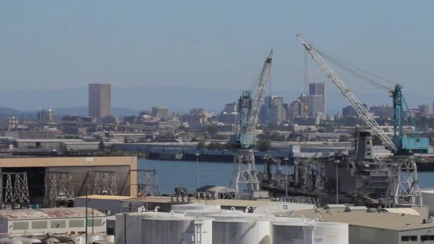 Astillero industrial con Portland Oregon City Skyline en Swan Island Panning 1920x1080 — Vídeo de stock