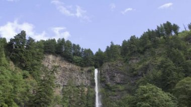 portland Oregon beyaz bulutlar ve mavi gökyüzü timelapse 1920 x 1080 Multnomah falls