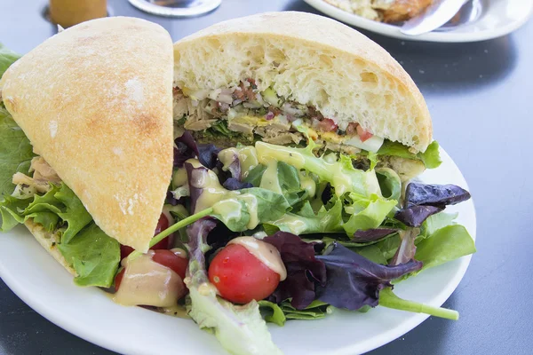 Ton balıklı salata sandviç ciabatta ekmeği ve salata ile — Stok fotoğraf