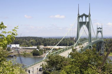 St johns Köprüsü willamette Nehri üzerindeki trafik ile