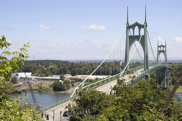 St johns Köprüsü willamette Nehri üzerindeki trafik ile — Stok fotoğraf