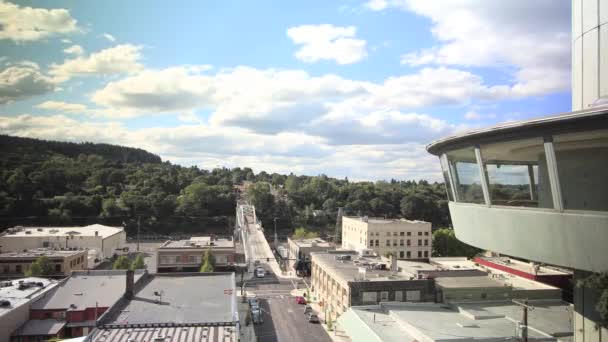 Zeitraffer des Verkehrs auf der oregon city bridge downtown gegen schnell ziehende weiße Wolken und blauen Himmel 1920x1080 — Stockvideo