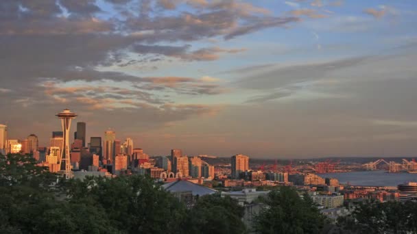 Seattle washington stadsgezicht met mount rainier en bewegende wolken timelapse bij zonsondergang 1920 x 1080 — Stockvideo