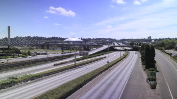 Otoyol trafik timelapse ile tren araba kamyon ve hareketli bulutlar 1920 x 1080 — Stok video