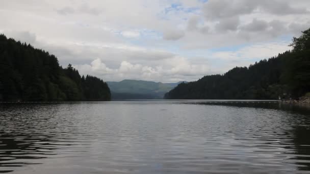 Lake Merwin é um reservatório no rio Lewis no estado de Washington e foi criado em 1931 com a construção da barragem de Merwin — Vídeo de Stock