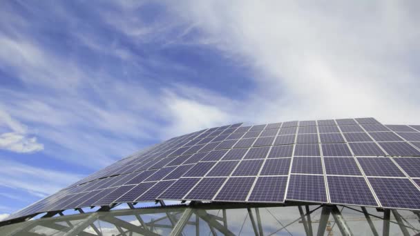Sistema de painel solar em Portland Oregon fornecendo eletricidade com nuvens brancas e azul Sky Timelapse 1920x1080 — Vídeo de Stock