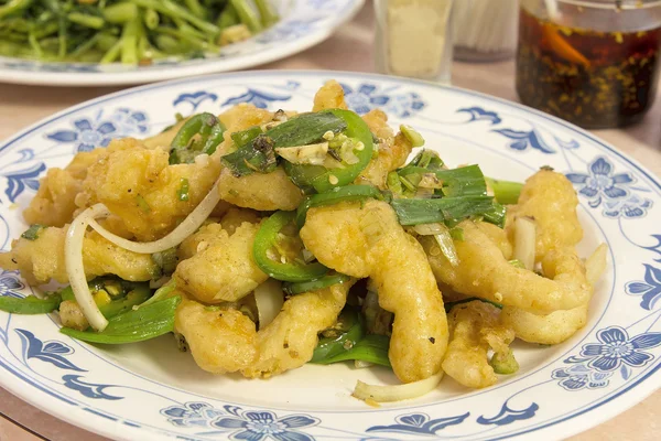 Diepe gebakken gehavende peper gezouten vis garnalen — Stockfoto