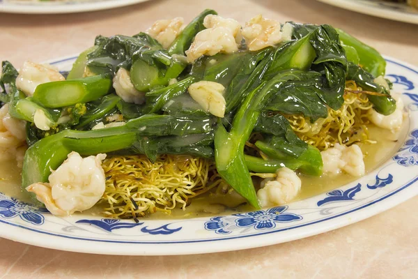 Китайская жареная лапша с креветками и овощами — стоковое фото