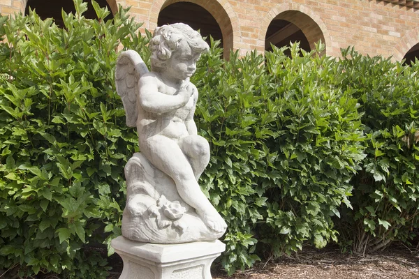 Estatua de jardín de piedra de fundición de querubín —  Fotos de Stock