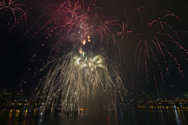 4η Ιουλίου πυροτεχνήματα οθόνη Πόρτλαντ Όρεγκον 2013 — Φωτογραφία Αρχείου