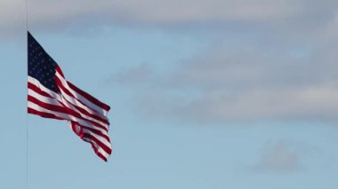 Amerikan bayrağı üzerinde Temmuz 4th Bağımsızlık günü mavi karşı yüksekten uçuyor gökyüzü ve bulutlar 1920 x 1080