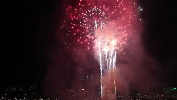 ウィラメット川のウォーター フロントのダウンタウンに沿って花火 7 月 4 日のアメリカ独立記念日 1080 p にオレゴン州ポートランド — ストック動画