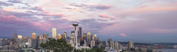 Seattle downtown skyline van de stad bij zonsondergang panorama — Stockfoto