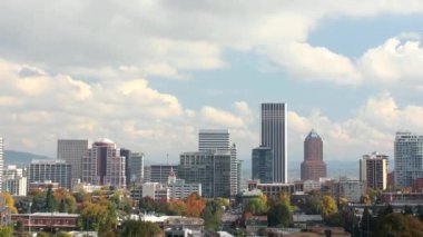 Portland oregon şehir şehir manzarası içinde renkli sonbahar sonbahar sezonu karşı mavi gökyüzü ve beyaz bulutlar timelapse 1920 x 1080