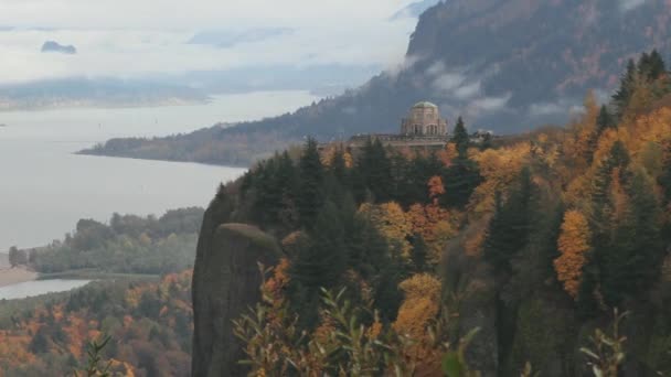 Uma vista de tirar o fôlego do desfiladeiro do rio Columbia Nuvens brancas em movimento rápido e vista histórica da casa no Crown Point One Early Foggy Morning Zooming Effect Timelapse 1920x1080 — Vídeo de Stock