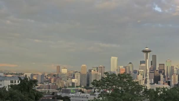 Panoráma města Seattle washington a pohybující se mraky při západu slunce s posouvání efekt timelapse 1920 x 1080 — Stock video