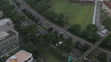 Singapur cityscape gökdelenler bukit merah expressway yakınlaştırma efekti hava hızlı hareketli trafik ile 1920 x 1080 göster