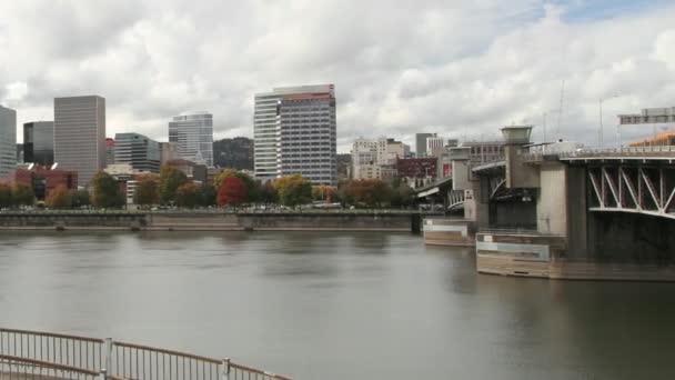 Portland Oregon Downtown City Skyline Vista frente al mar con Hawthorne y Morrison Puentes a lo largo del tráfico del río Willamette y nubes Time Lapse en otoño Otoño Temporada 1080p — Vídeos de Stock