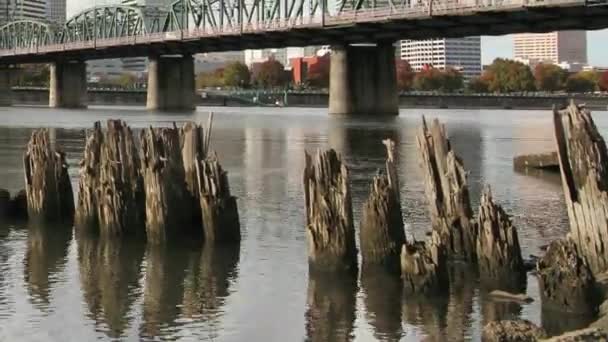 Portland Oregon Downtown Skyline Vista frente al mar con Hawthorne Bridge a lo largo del río Willamette Tráfico rápido en movimiento y nubes Time Lapse 1080p — Vídeo de stock