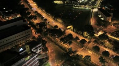 Singapur cityscape gökdelenler ile hızlı hareketli trafik ve hafif yollar üzerinde bukit merah expressway yakınlaştırma efekti havadan görünümü gece 1920 x 1080