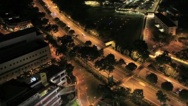 Singapore Stadtbild Wolkenkratzer mit sich schnell bewegendem Verkehr und leichten Wegen auf Bukit Merah Schnellstraße Zoomeffekt Luftaufnahme bei Nacht 1920x1080 — Stockvideo